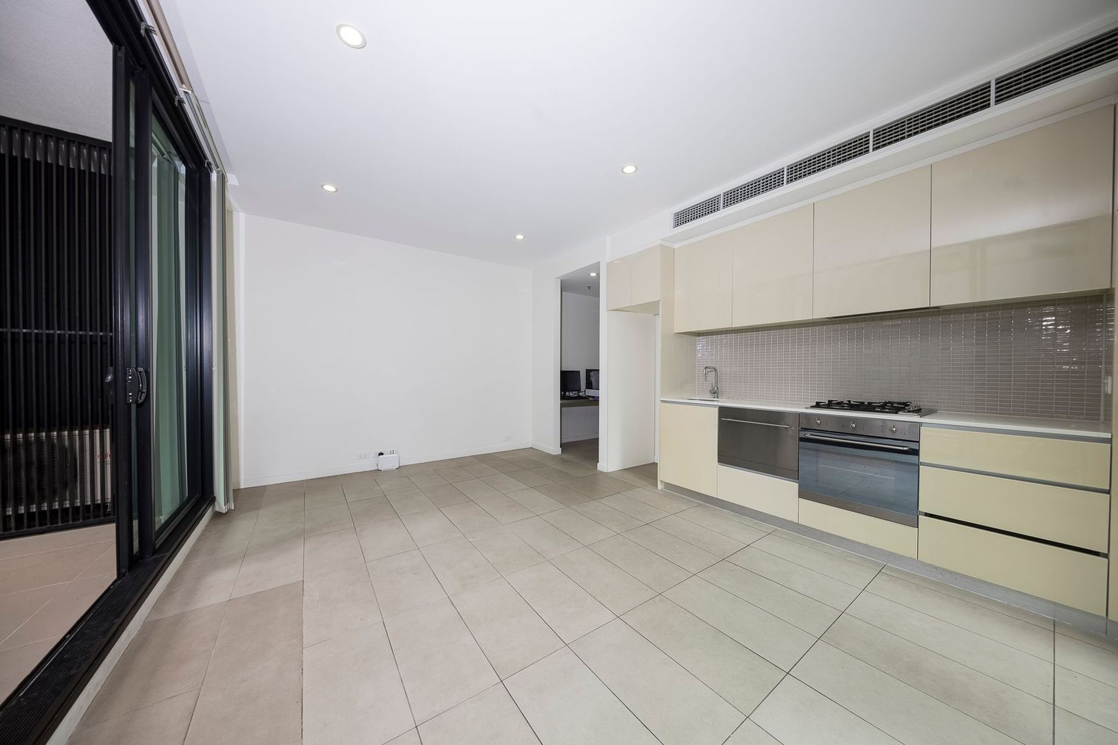 203/70 Queens Road, Melbourne VIC 3004, Image 2