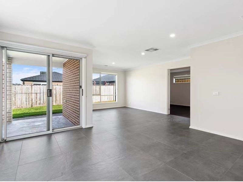 19 Gilcambon way, Clyde North VIC 3978, Image 2