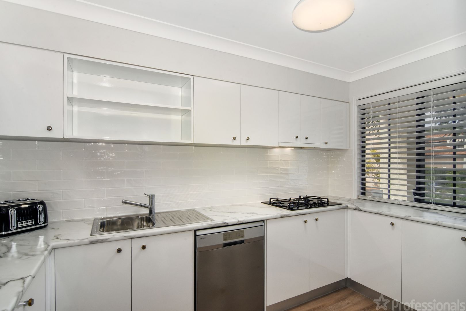 16/2-18 Beachcomber Court, Burleigh Waters QLD 4220, Image 1