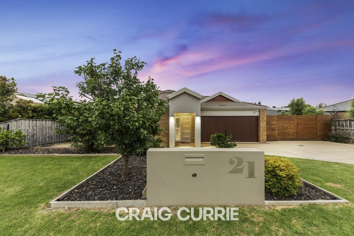 4 bedrooms House in 21 McGarvie Crescent PAKENHAM VIC, 3810