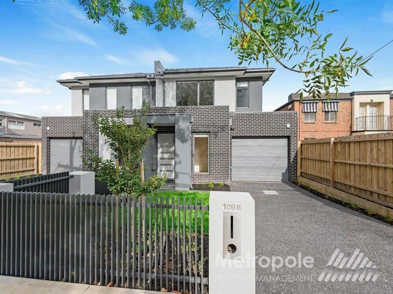 4 bedrooms Townhouse in 109B Victor Road BENTLEIGH EAST VIC, 3165