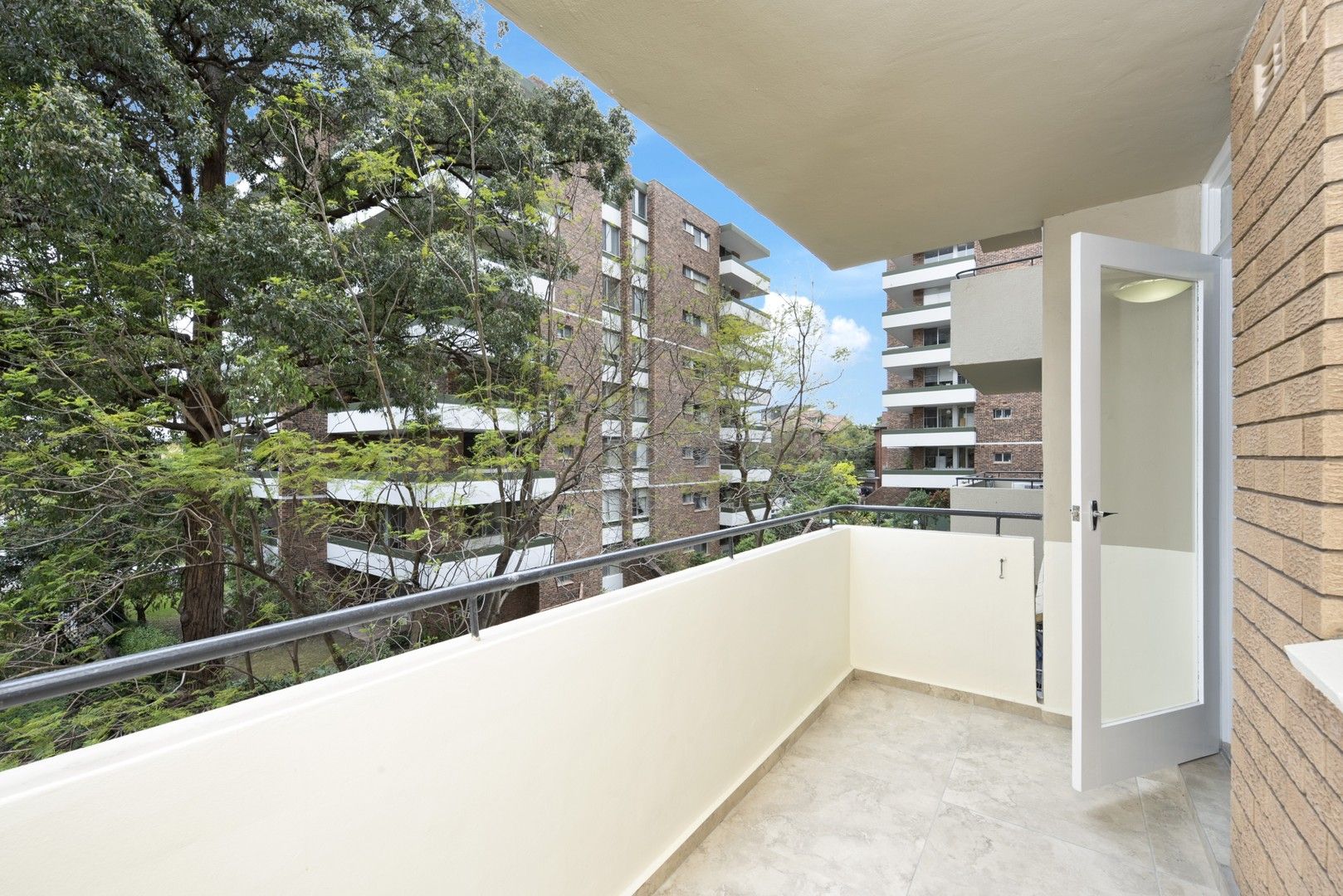 2 bedrooms Apartment / Unit / Flat in 10/88 Albert Avenue CHATSWOOD NSW, 2067