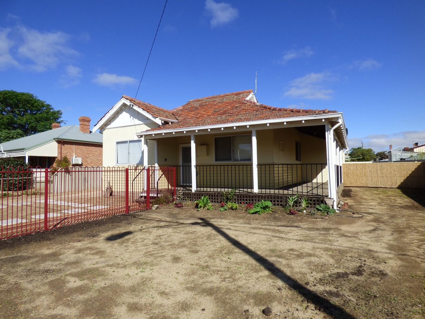 3 bedrooms House in 77 Todd St MERREDIN WA, 6415