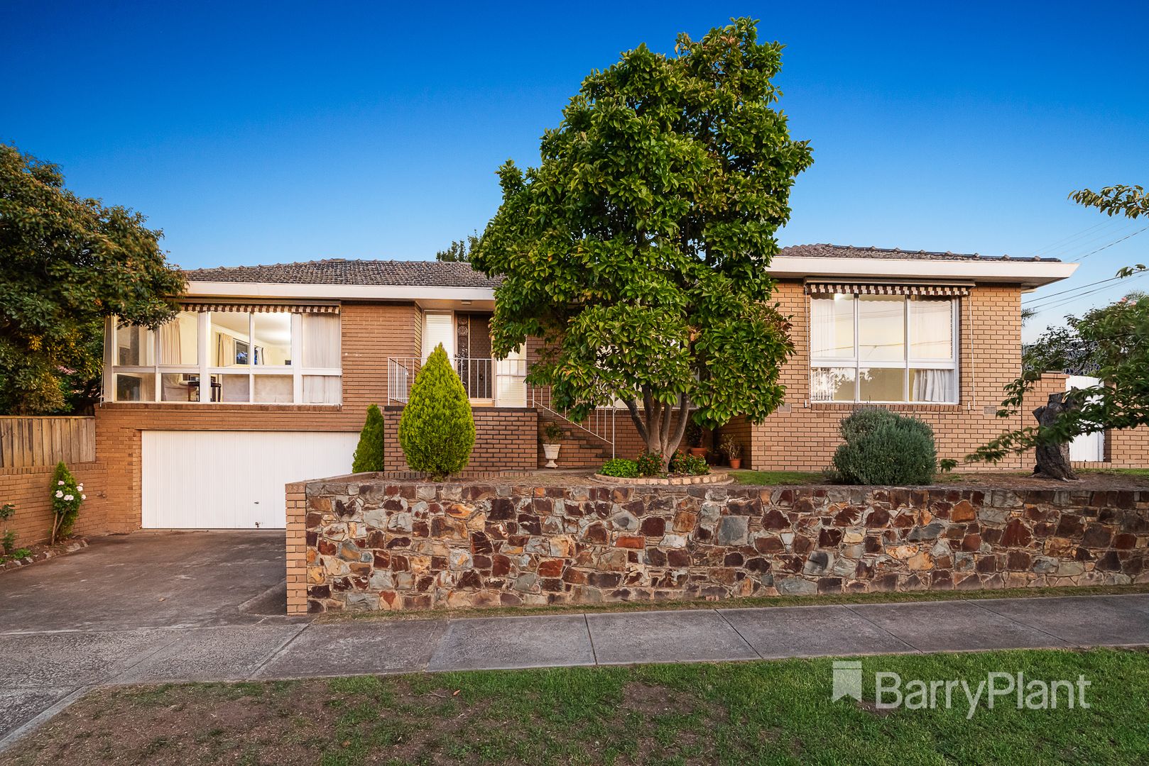1 Sandhurst Avenue, Doncaster East Property History & Address
