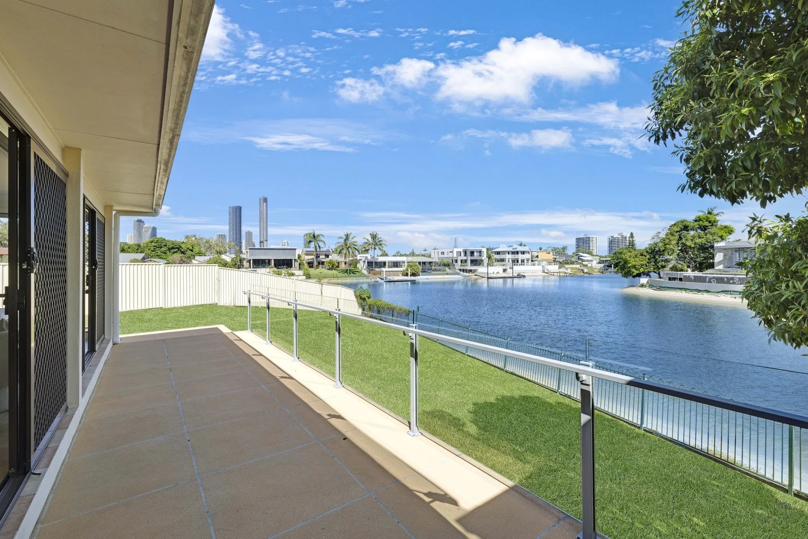 9 Aroona Avenue, Broadbeach Waters QLD 4218