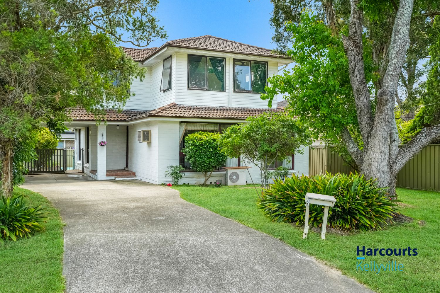 6 bedrooms House in 3 Rosleen Place BAULKHAM HILLS NSW, 2153