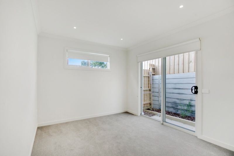 8 Berry Place, Seaford VIC 3198, Image 2