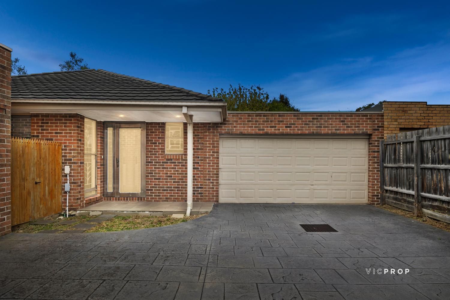 3 bedrooms Apartment / Unit / Flat in 2/13 Poole Street BURWOOD VIC, 3125