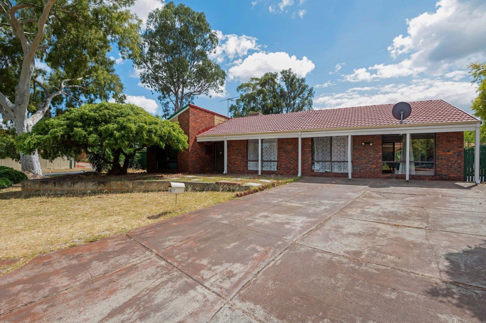 5 bedrooms House in 16 Hume Road THORNLIE WA, 6108