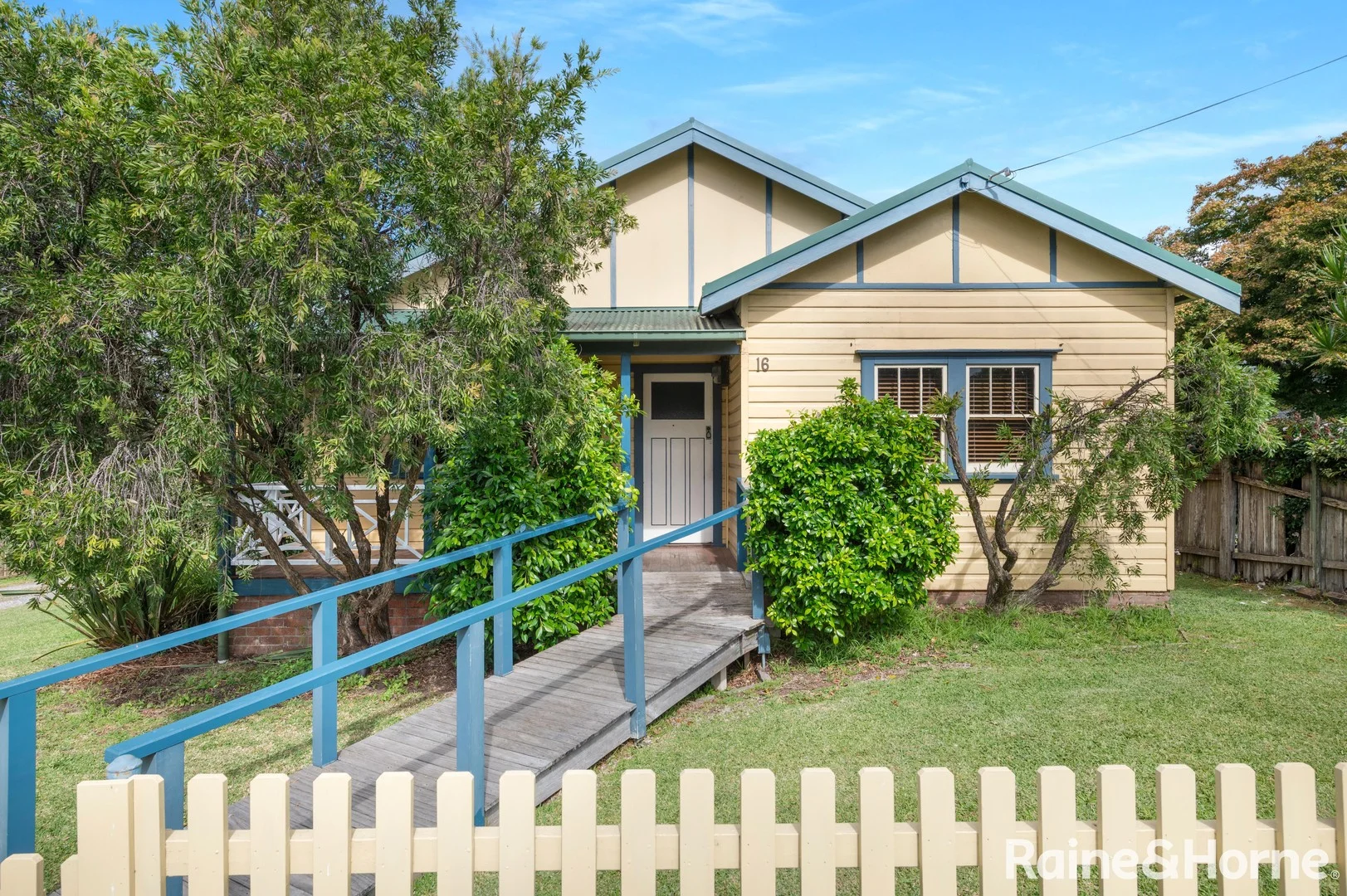 16 Cambewarra Road, Bomaderry NSW 2541