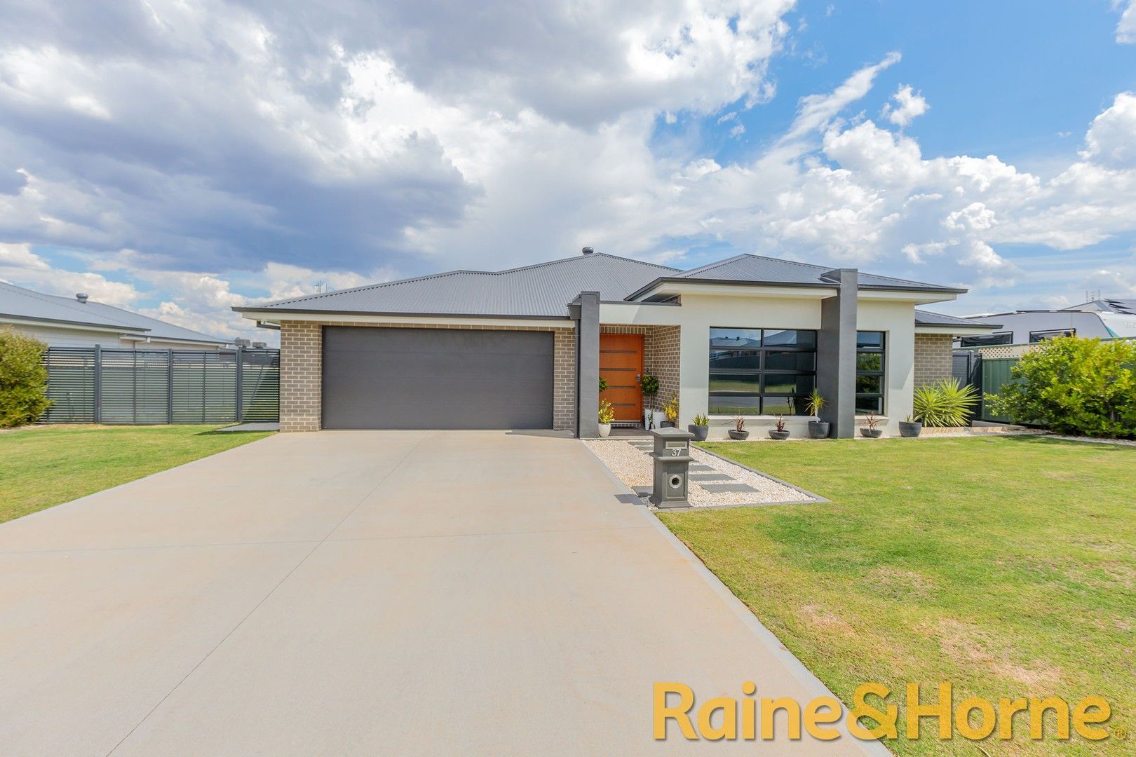 5 bedrooms House in 37 Holmwood Drive DUBBO NSW, 2830