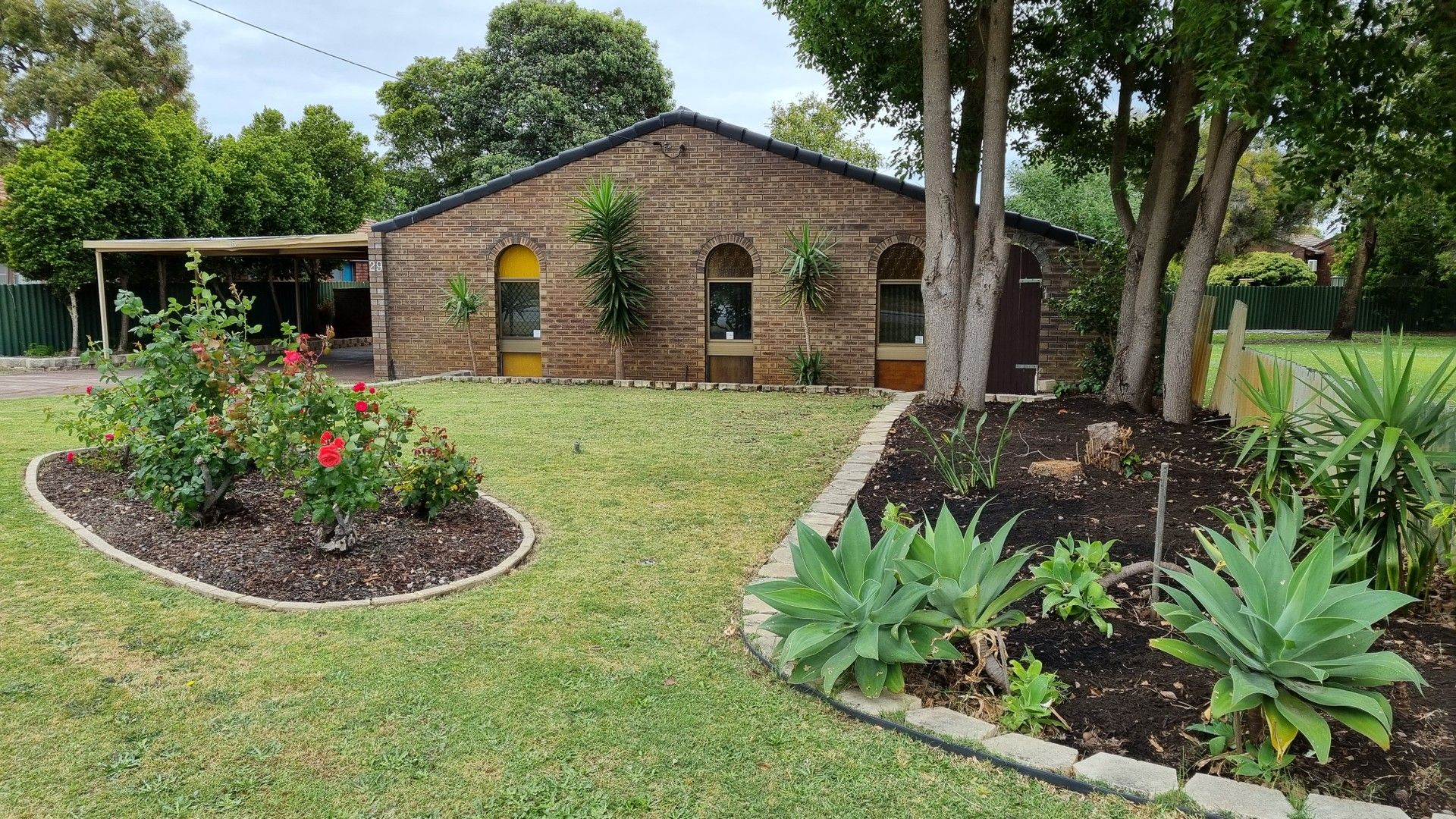 4 bedrooms House in 29 Matthew Way THORNLIE WA, 6108