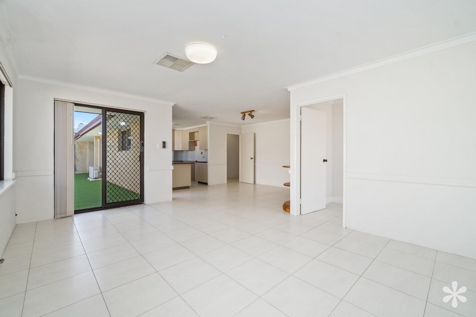 4 bedrooms House in 8 Jamy Place HAMILTON HILL WA, 6163