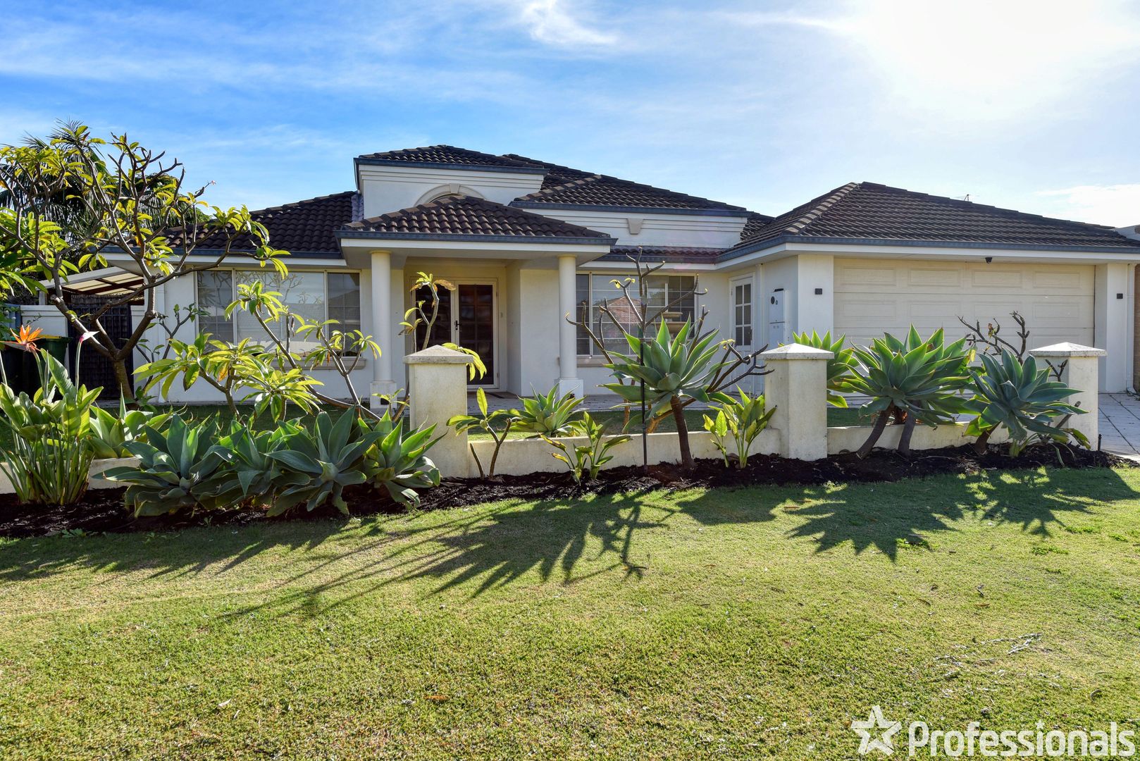 4 bedrooms House in 8 Kerver Way PORT KENNEDY WA, 6172