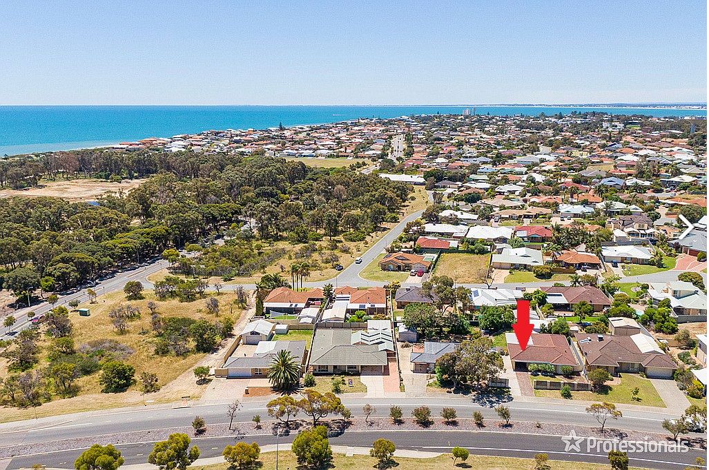 4 bedrooms House in 96 Peelwood Parade HALLS HEAD WA, 6210