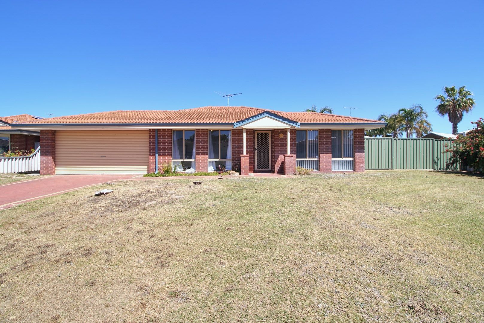 4 bedrooms House in 8 Darwin Place WARNBRO WA, 6169