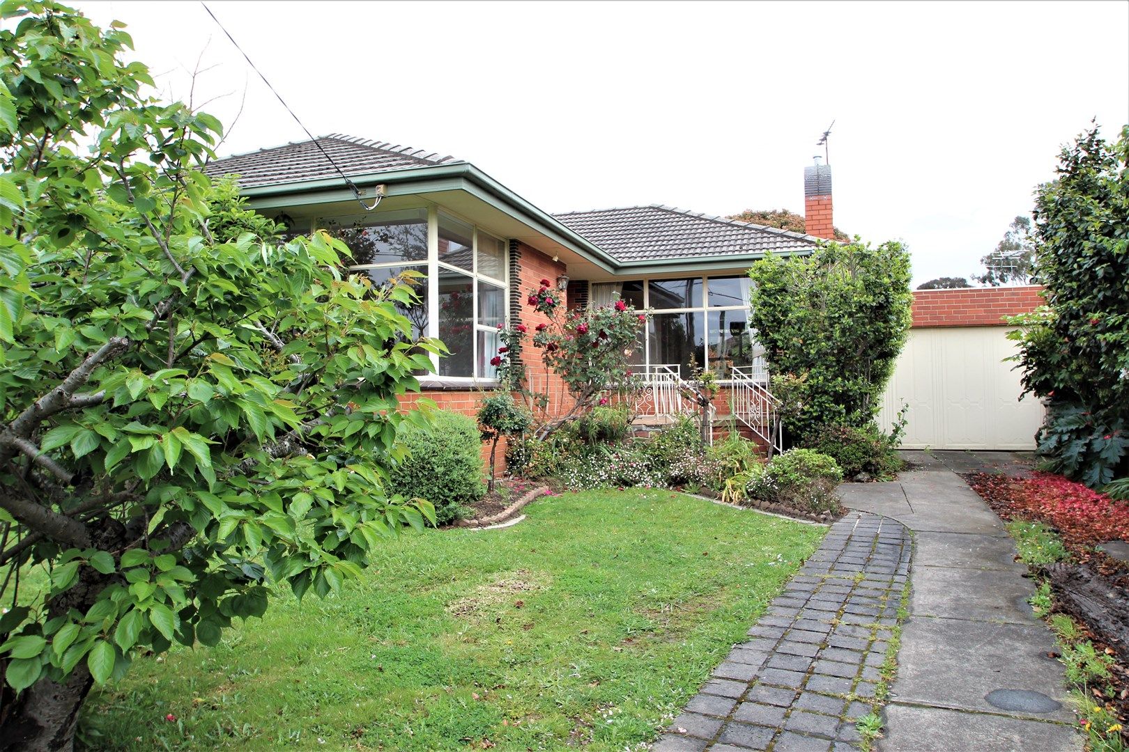 3 bedrooms House in 21 MUIR STREET MOUNT WAVERLEY VIC, 3149