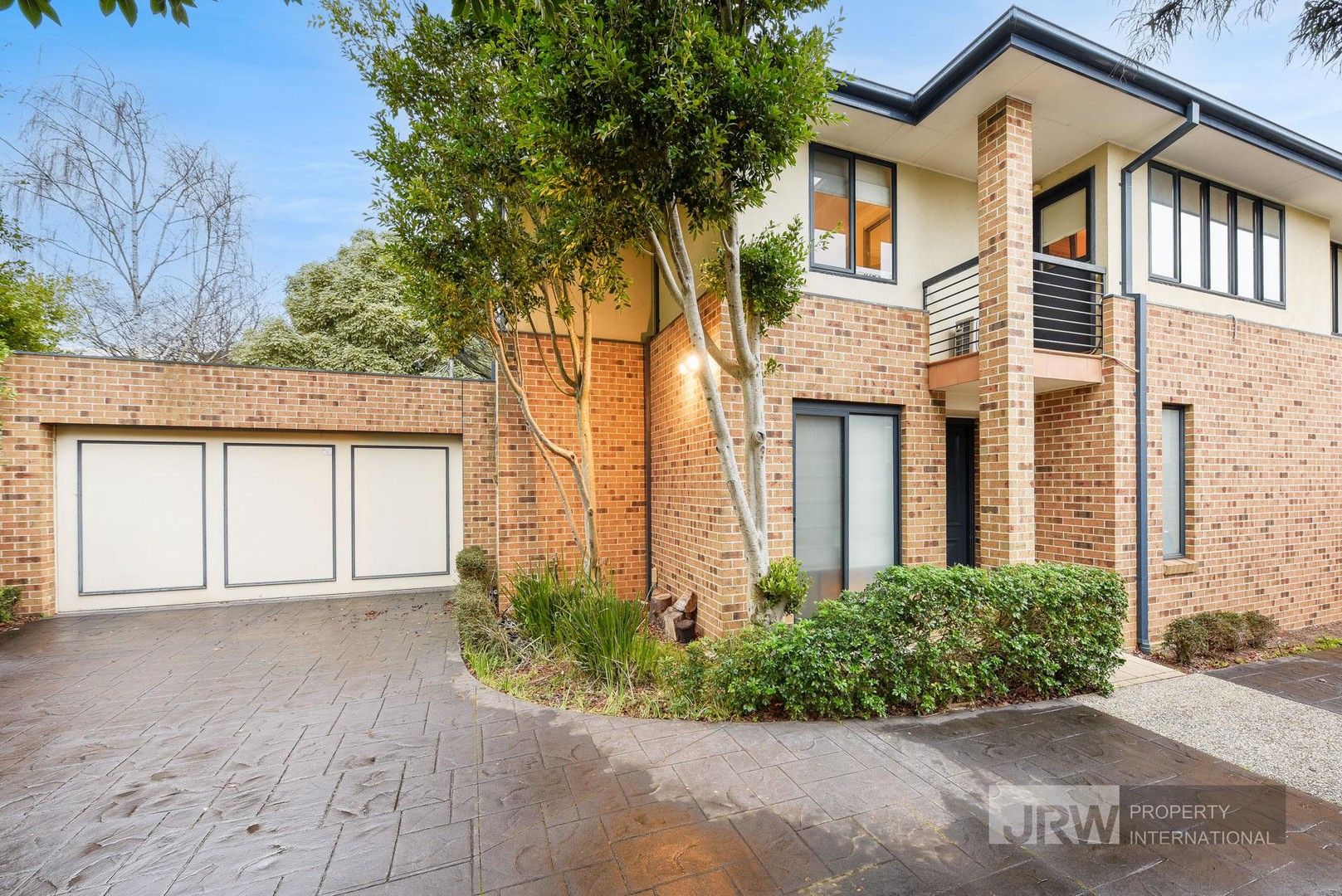 3 bedrooms Townhouse in 2/27 Glen Court GLEN WAVERLEY VIC, 3150