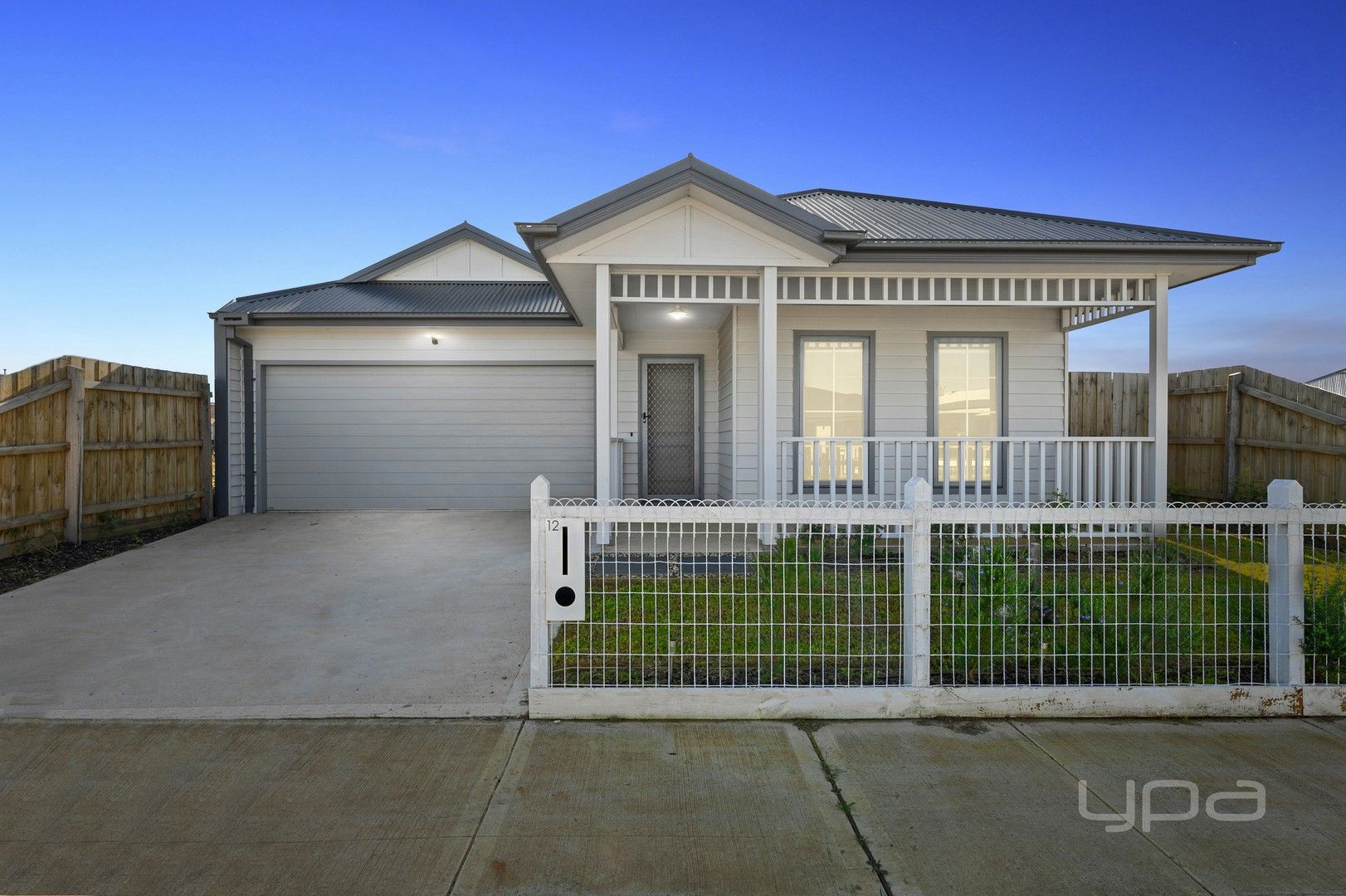4 bedrooms House in 12 Hazelmere Avenue EYNESBURY VIC, 3338