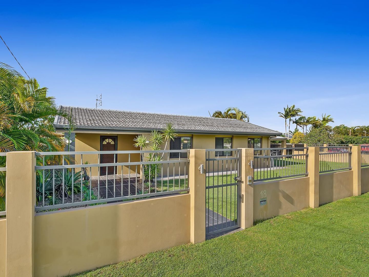 3 bedrooms House in 18 Kurrajong Ave PARADISE POINT QLD, 4216