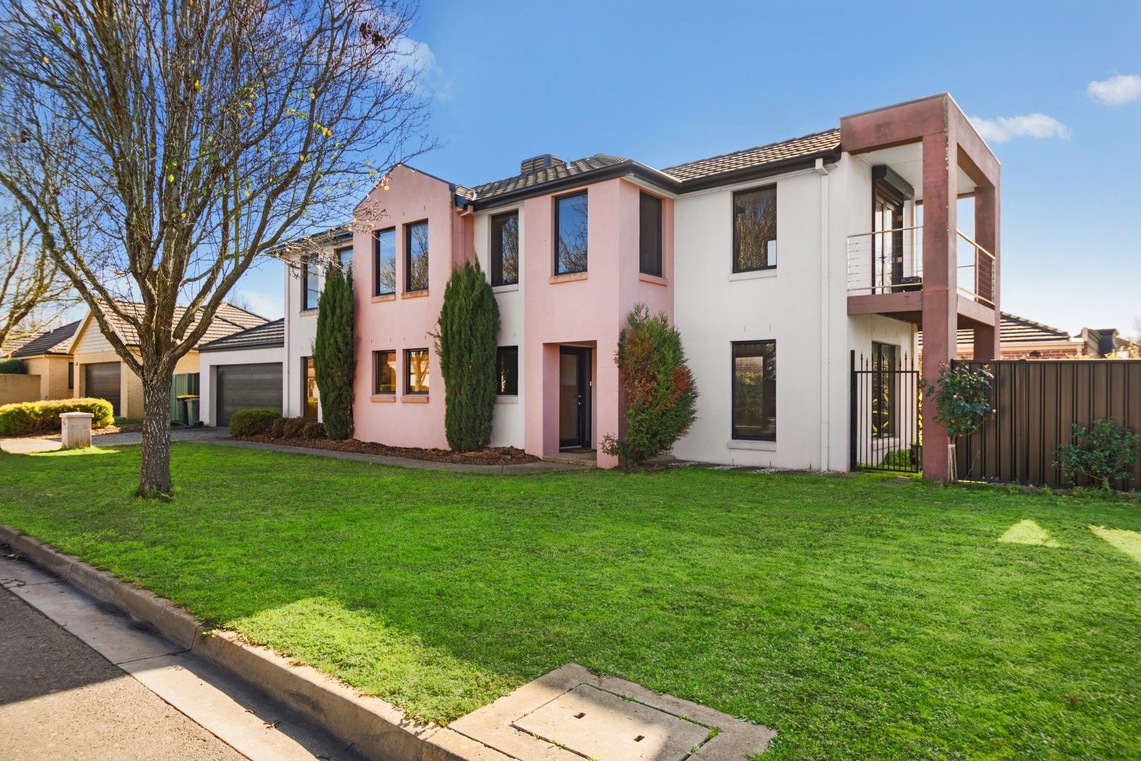 3 bedrooms House in 16 St Michaels's Place LAKE GARDENS VIC, 3355