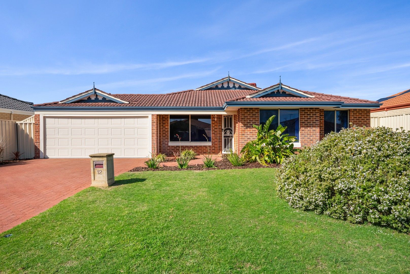 4 bedrooms House in 12 L'Esterel Way PORT KENNEDY WA, 6172