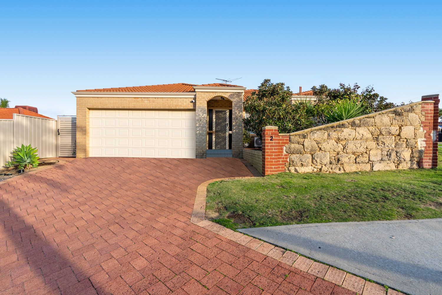 3 bedrooms House in 2 Kotisina Gardens LAKE COOGEE WA, 6166