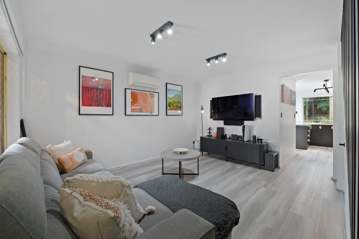 Renovated Townhouse in Ultra-Convenient Pocket - View 4