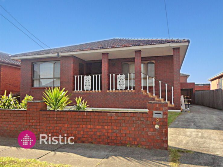 4 bedrooms House in 8 Fernshaw Street THOMASTOWN VIC, 3074