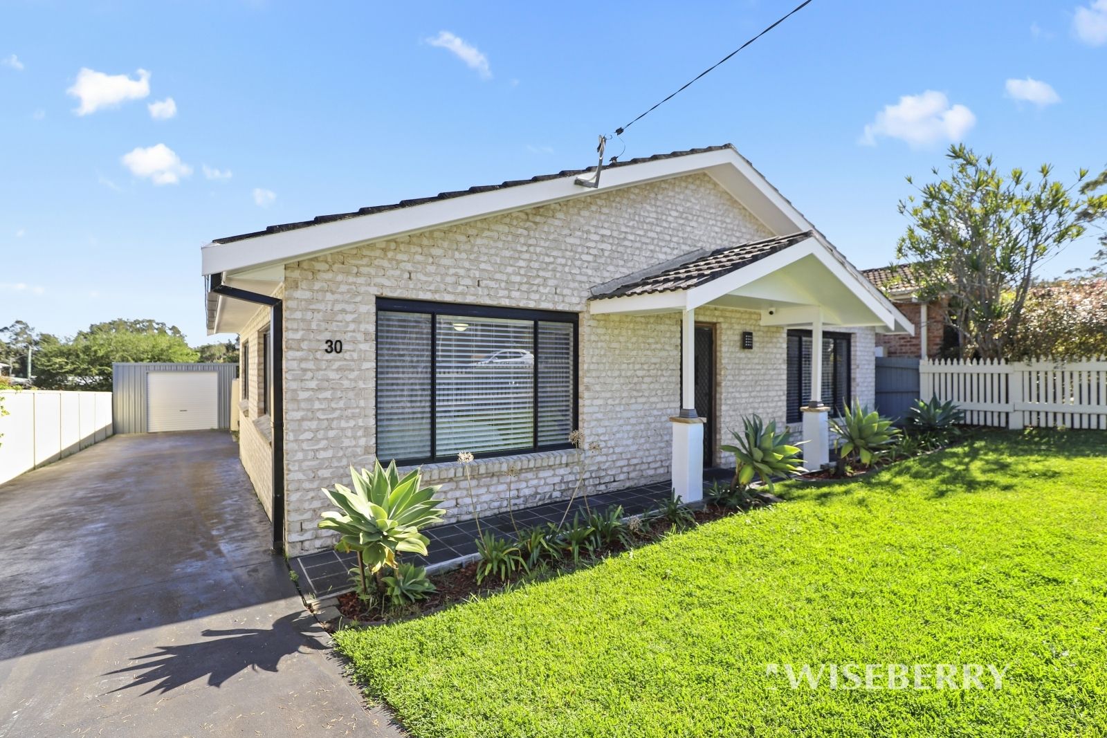 4 bedrooms House in 30 Dianne Ave LAKE MUNMORAH NSW, 2259