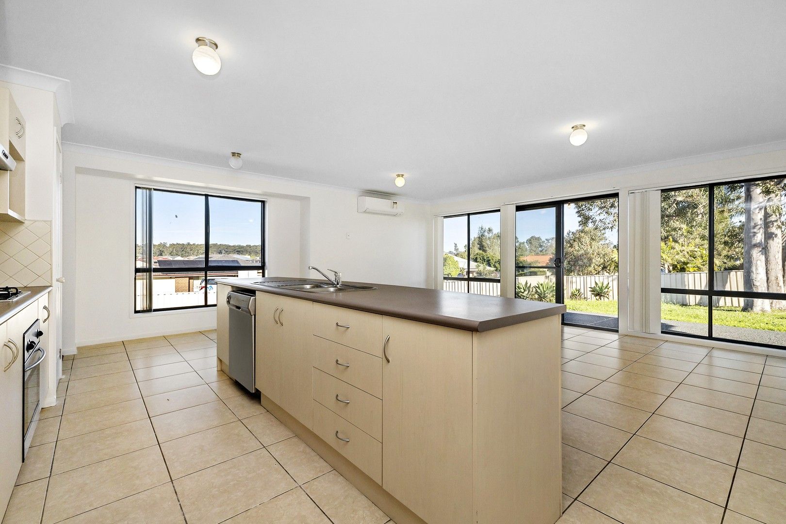 4 bedrooms House in 46 Peppertree Circuit ABERGLASSLYN NSW, 2320