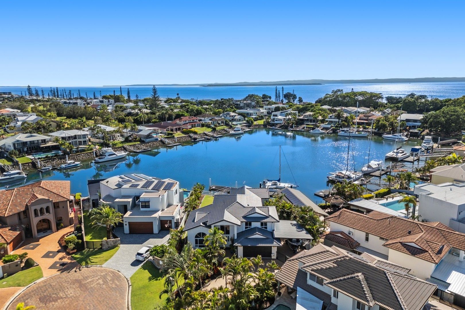 2 Beaufort Court, Raby Bay QLD 4163, Image 0