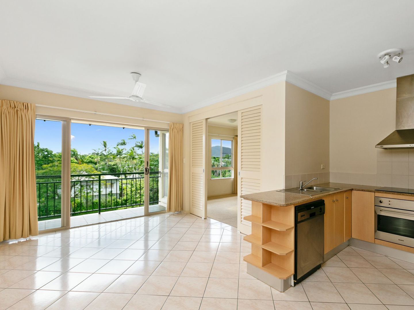 1813/2-10 Greenslopes Street, Cairns North QLD 4870