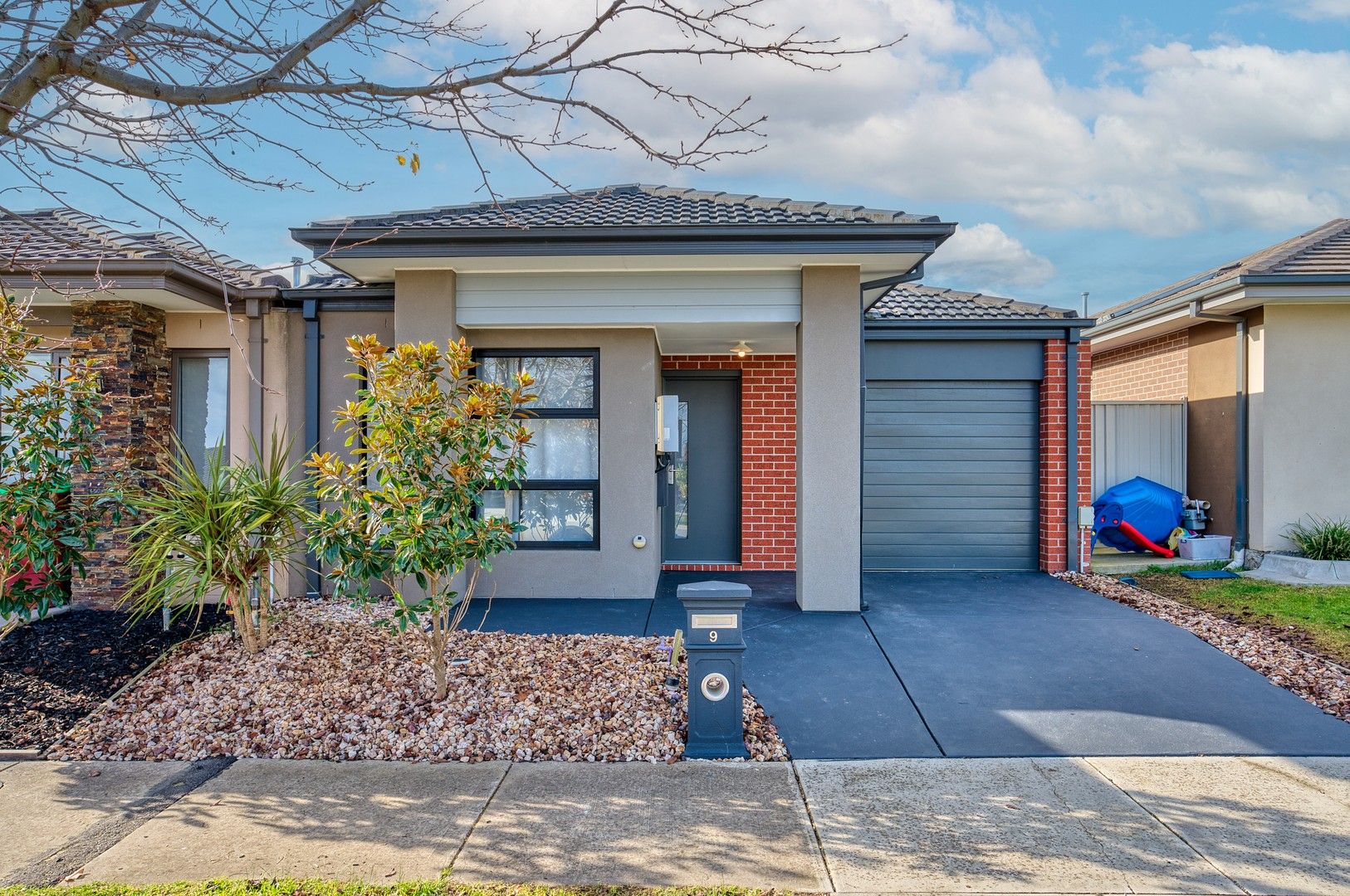 3 bedrooms House in 9 Eminence Drive CRANBOURNE WEST VIC, 3977