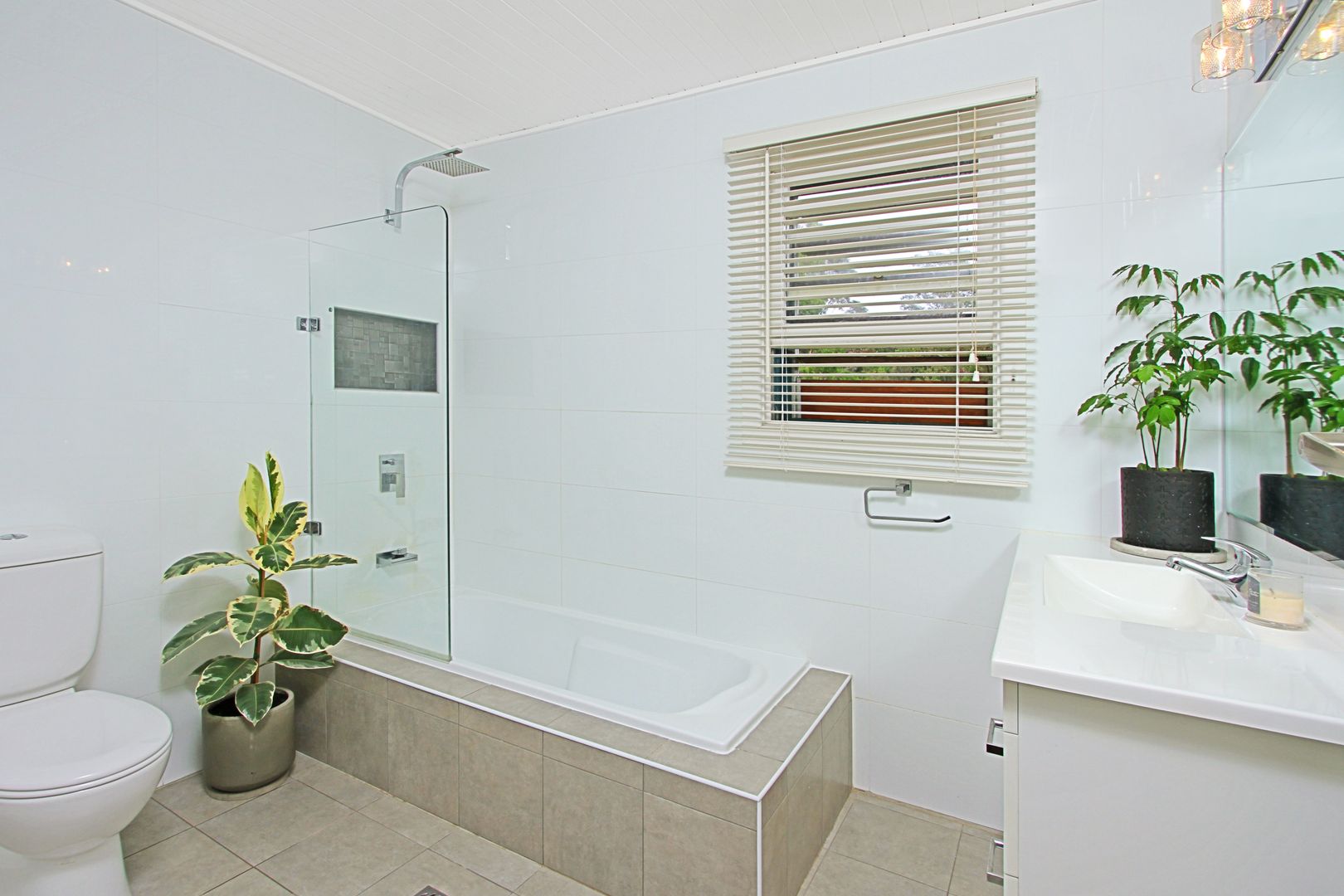 2 Pleasurelea Drive, Sunshine Bay NSW 2536, Image 2