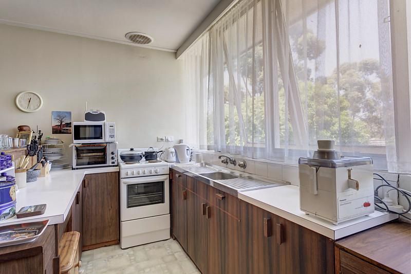 10/22-24 Whitehorse Road, BLACKBURN VIC 3130, Image 2