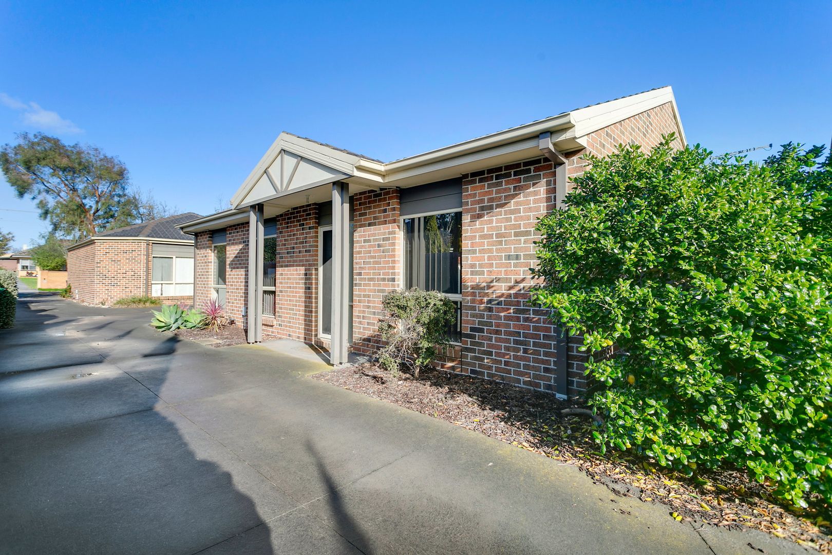 2 bedrooms Apartment / Unit / Flat in 2/27 Cricklewood Avenue FRANKSTON VIC, 3199