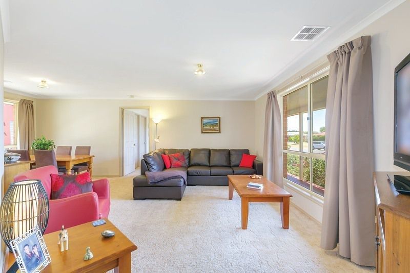 7 Douglas Close, Miners Rest VIC 3352, Image 2