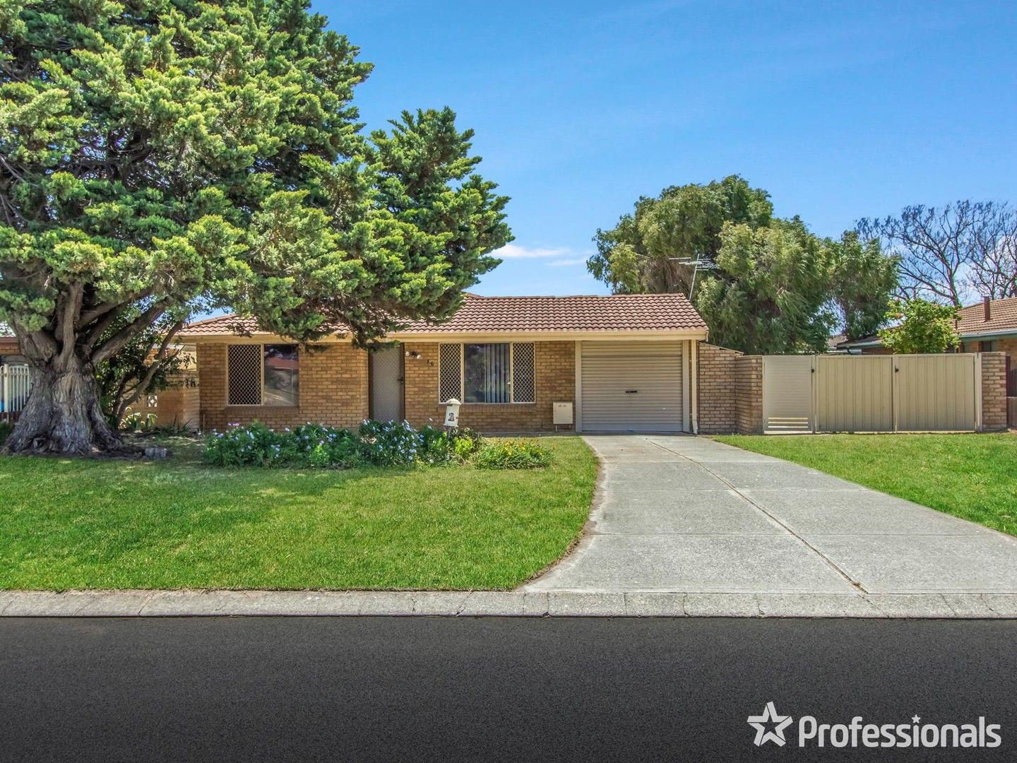 4 bedrooms House in 16 Catambro Way WAIKIKI WA, 6169