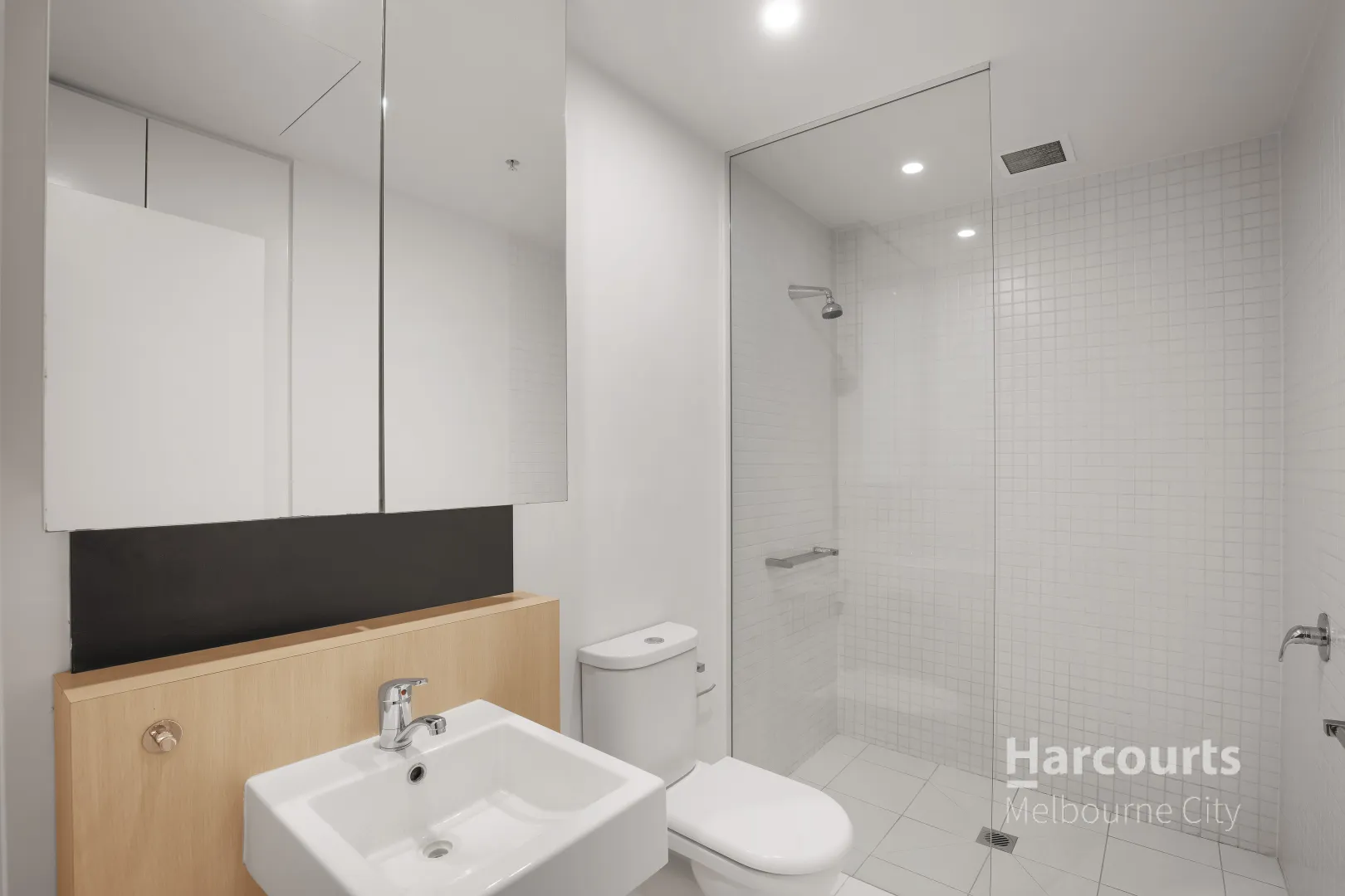 Enjoy St Kilda: Stylish, Updated Apartment with Parking! - View 6