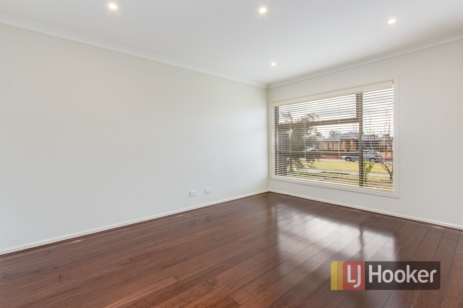 10 Frogmore Lane, Cranbourne North VIC 3977, Image 2