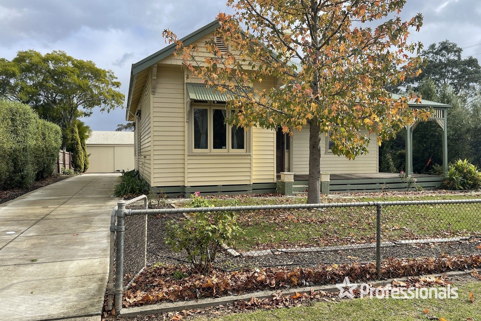 3 bedrooms House in 42 Robertson Street CASTERTON VIC, 3311