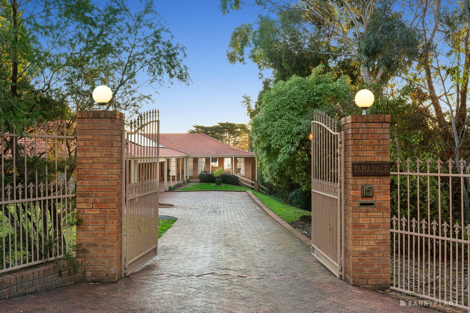 6 bedrooms House in 13-15 Smedley Road PARK ORCHARDS VIC, 3114