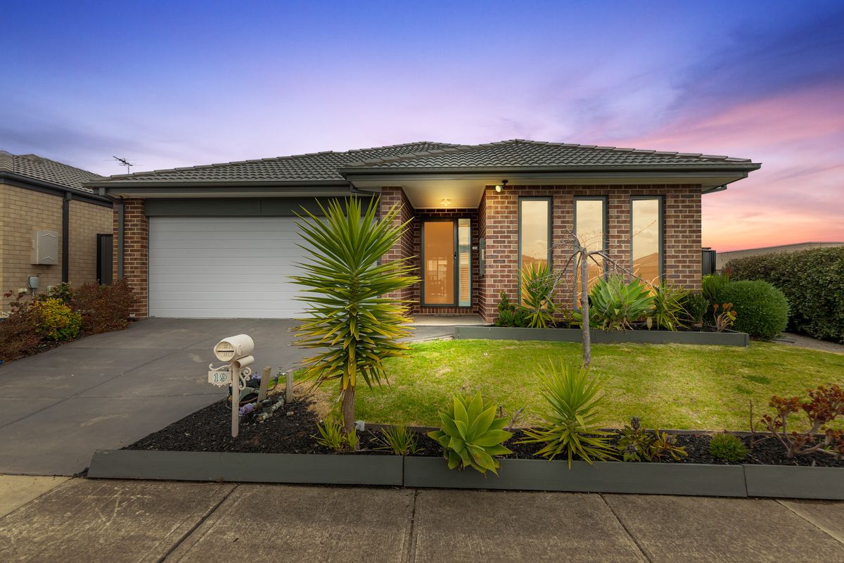 19 Jutland Close, Clyde North VIC 3978, Image 0