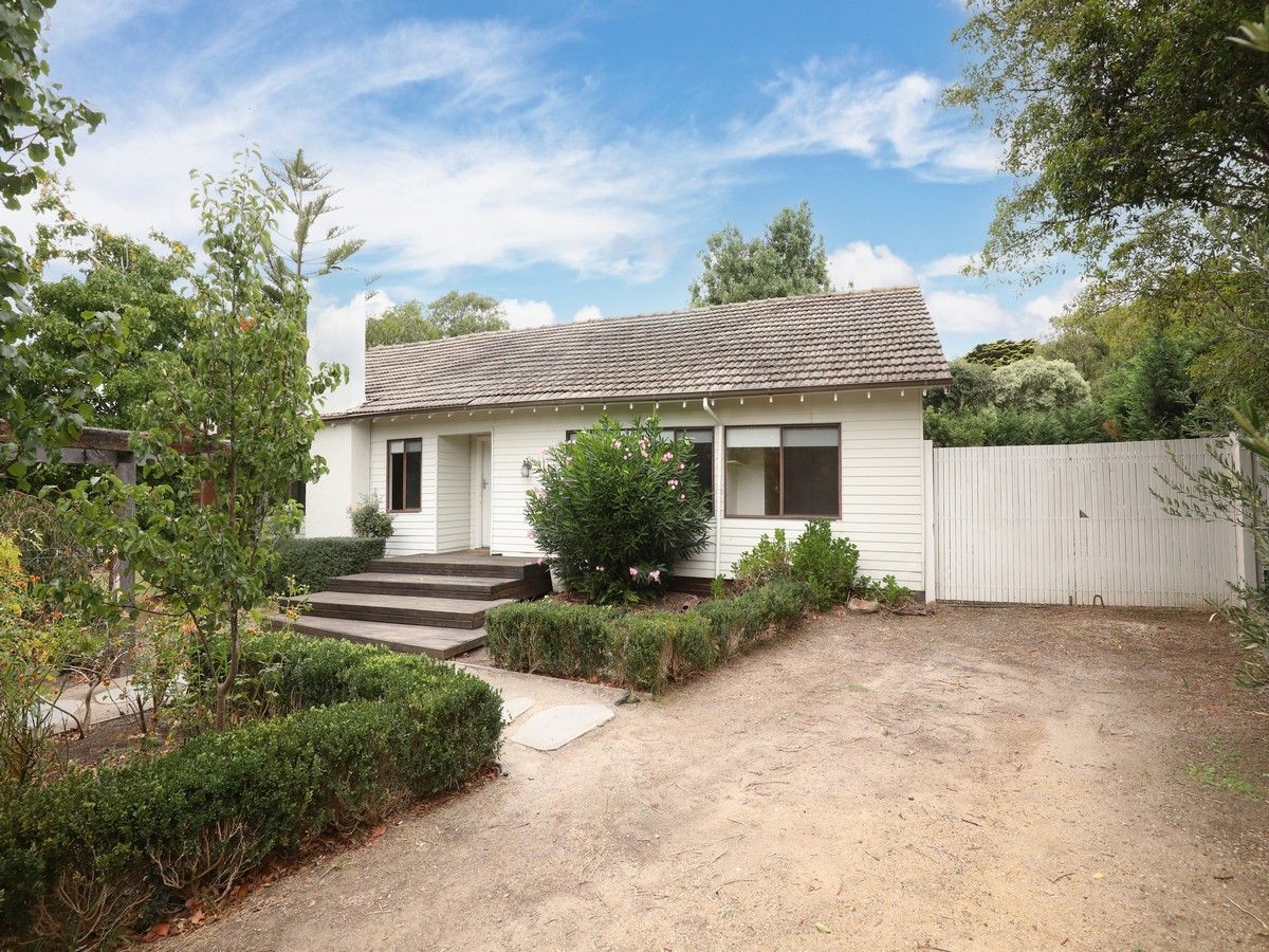 3 bedrooms House in 8 Wiringa Crescent MOUNT ELIZA VIC, 3930