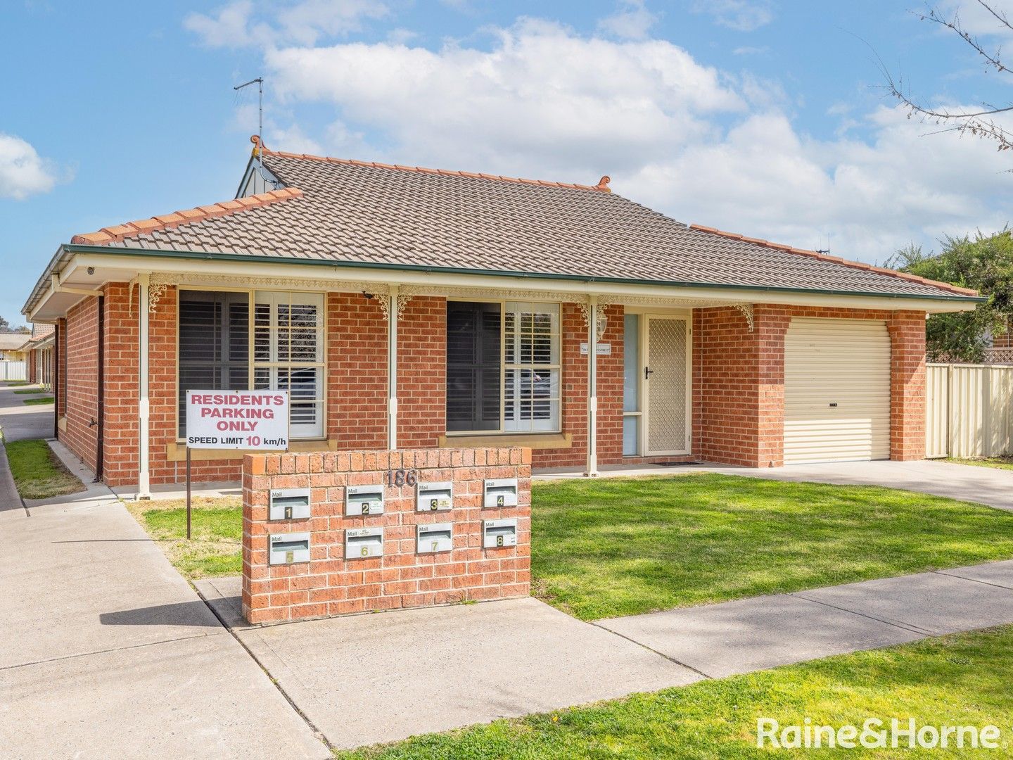 2 bedrooms House in 1/186 Lambert Street BATHURST NSW, 2795