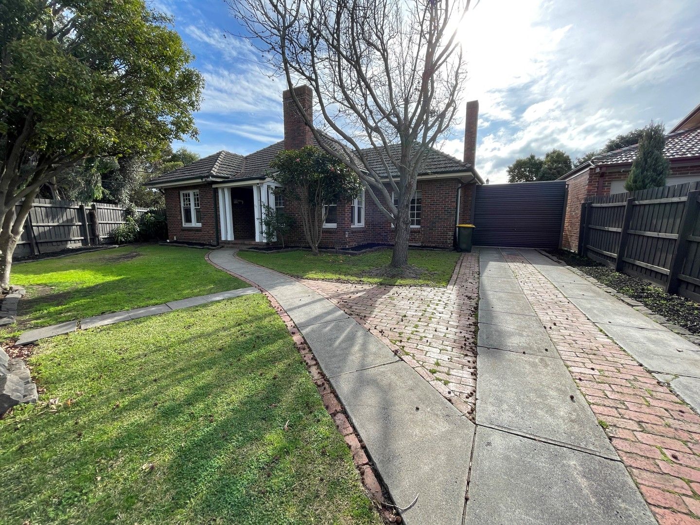 5 bedrooms House in 17 Wickham Grove STRATHMORE VIC, 3041