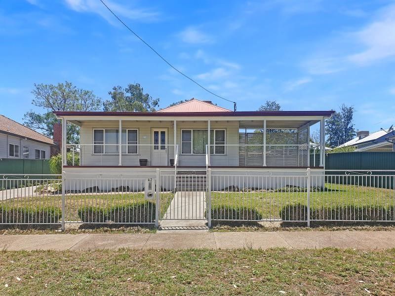 3 bedrooms House in 42 Mahony Avenue TAMWORTH NSW, 2340