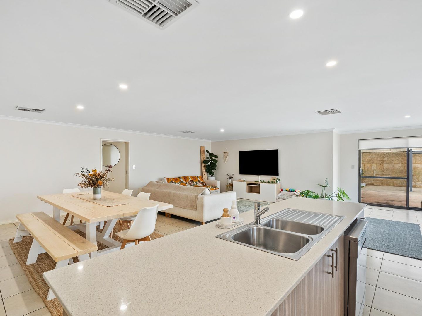 19 Woorabinda Rise, Lakelands WA 6180, Image 2