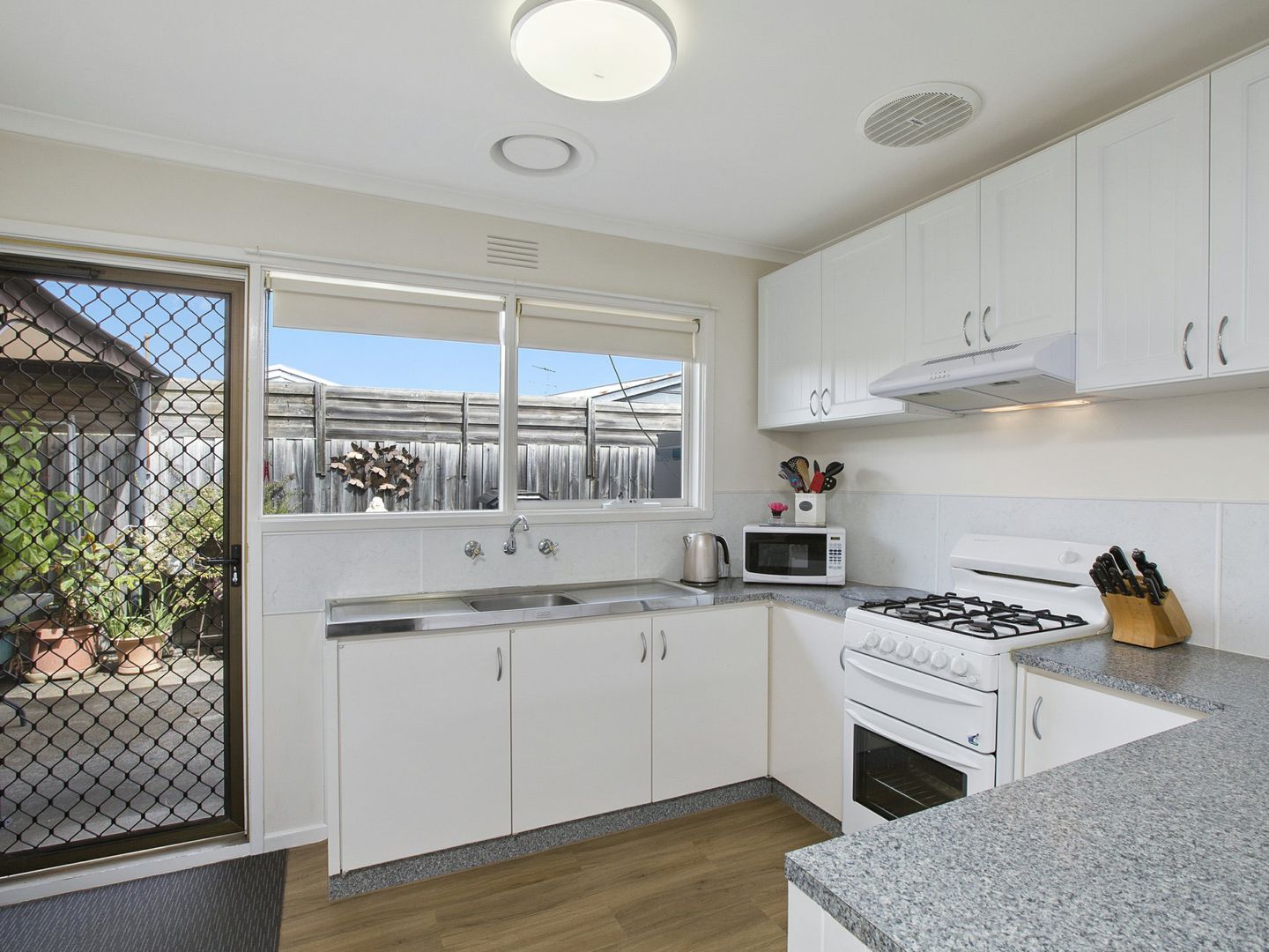 3/6 Tilly Court, Newcomb VIC 3219, Image 2